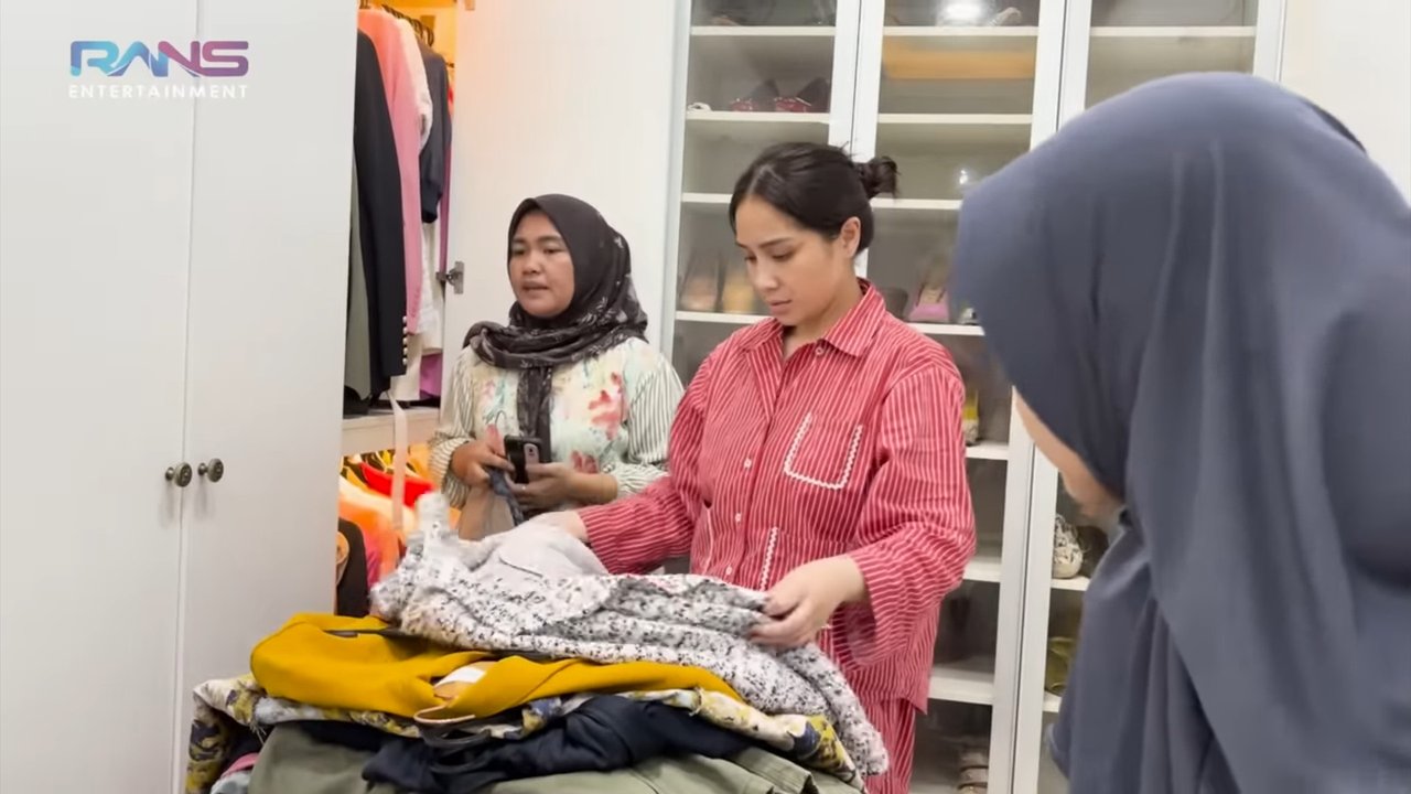Potret Nagita Slavina Bongkar Lemari di Rumah Lama, Kewalahan Pilih Pakaian Super Banyak Untuk Dijual