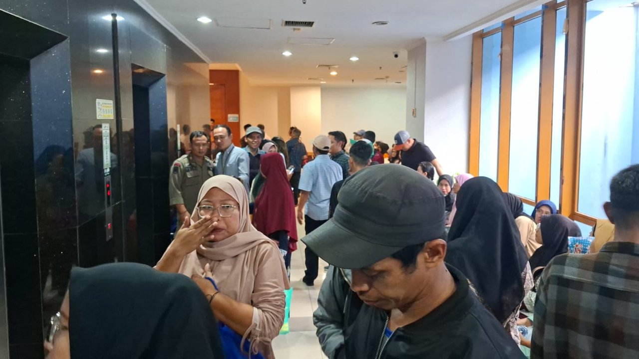 Cerita Orang Tua Antre Daftar Sekolah Swasta Gratis, Loket Belum Buka Tapi Nomor Antrean Sudah Ratusan