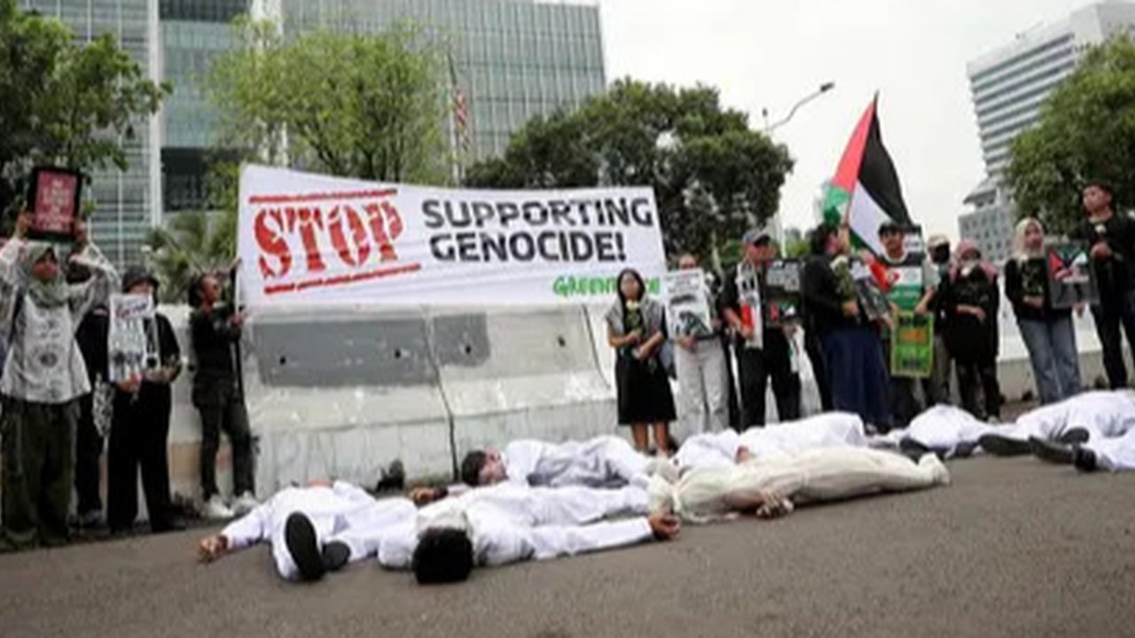 Massa menyerukan penghentian segera perang di Gaza, pembukaan akses bantuan kemanusiaan tanpa hambatan, serta mendorong terciptanya perdamaian yang berkelanjutan. (Liputan6.com/Herman Zakharia)