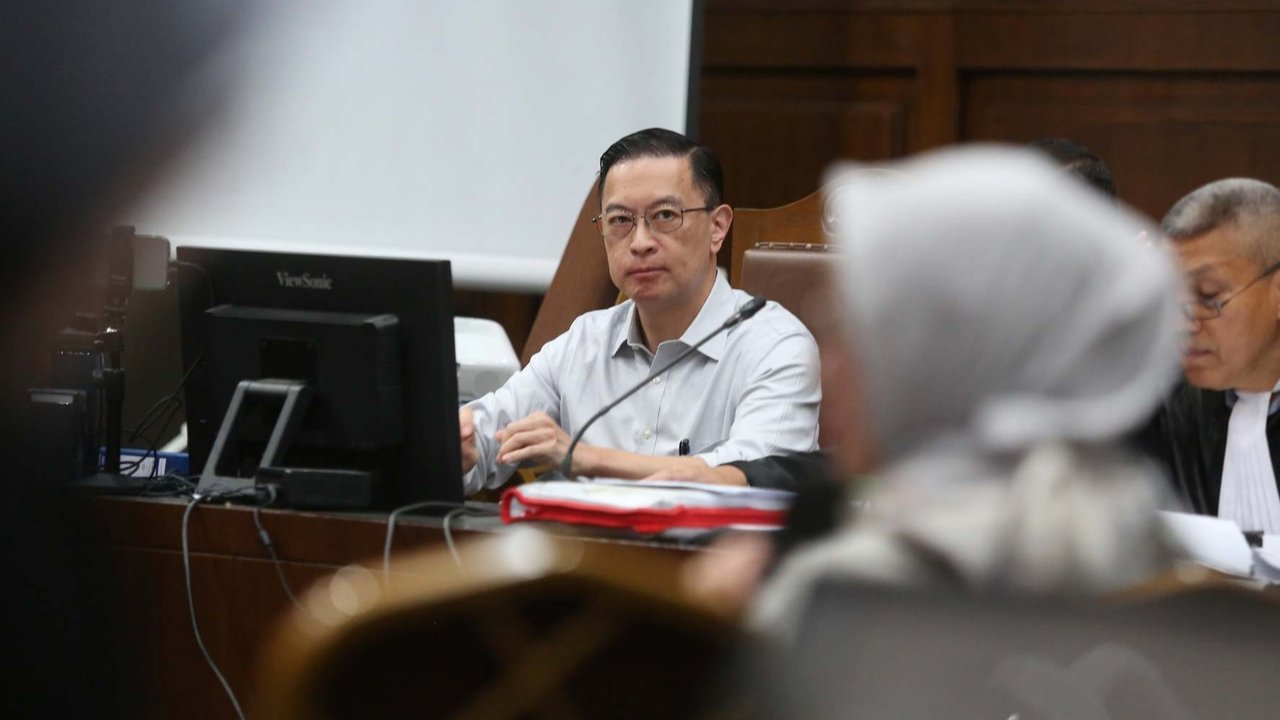 Dianggap Jaksa Sangat Berbahaya, Tom Lembong Makan Gula Rafinasi di Depan Hakim