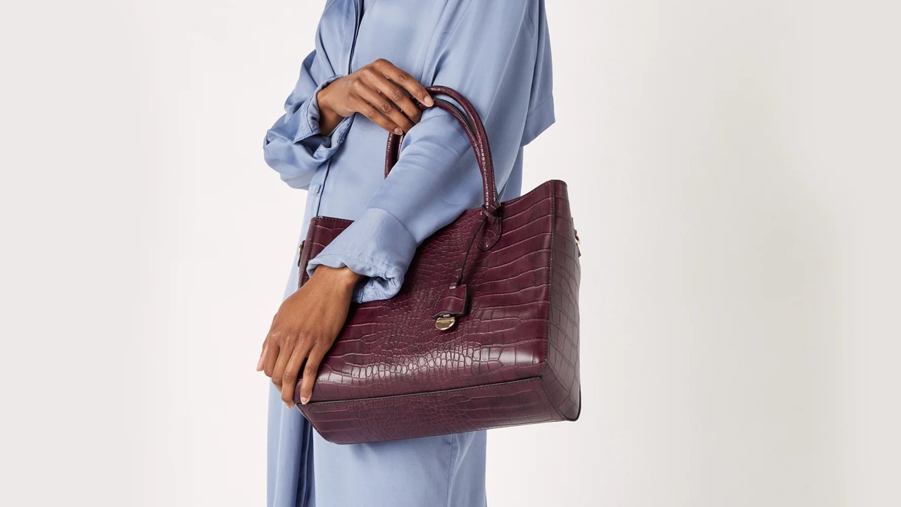 Ilustrasi Tas Burgundy
