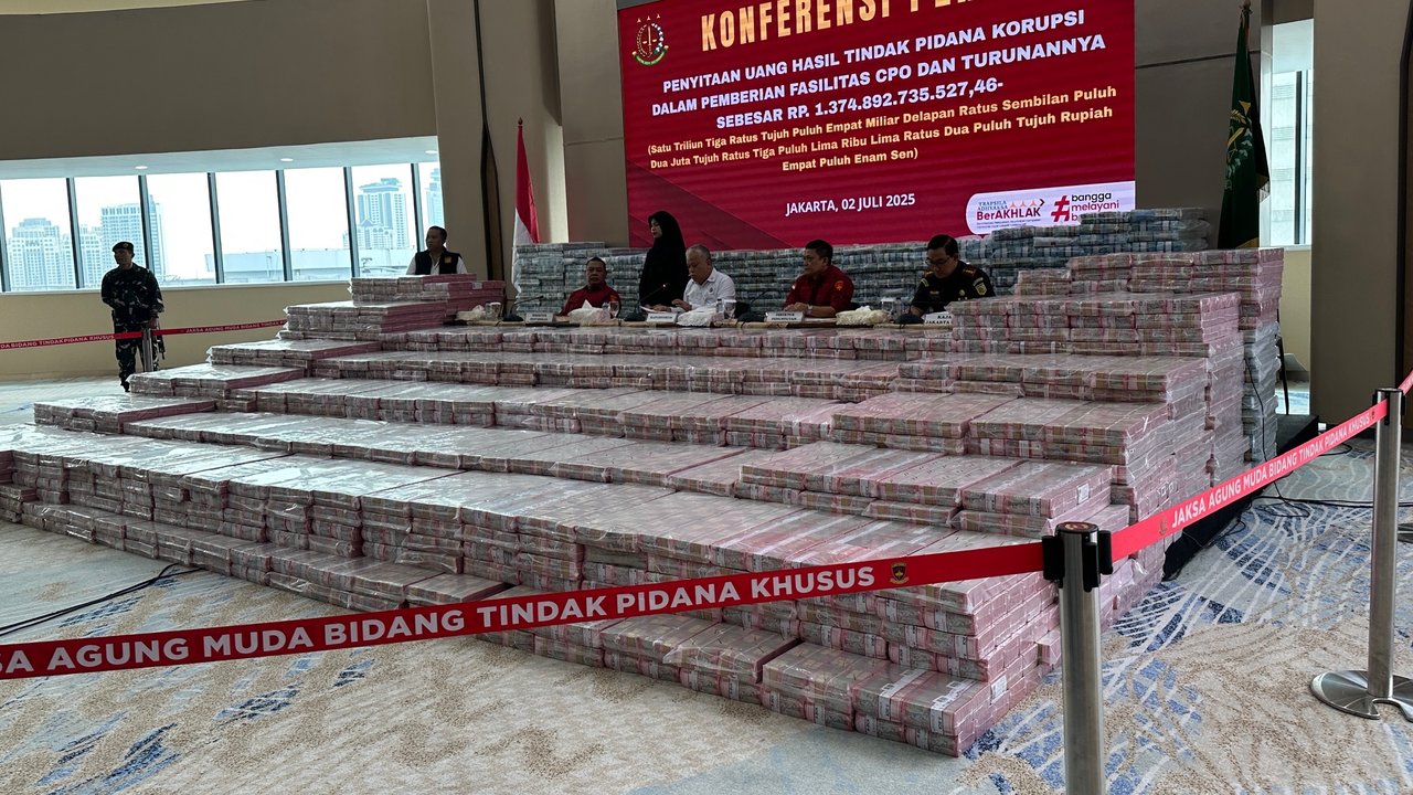 Dijaga TNI Bersenjata, Ini Tumpukan Duit Rp1,37 Triliun Pengganti Kerugian Negara Korupsi CPO
