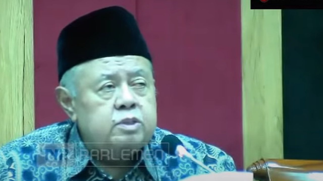 Menteri  Fadli Zon diapit Ketua Majelis Surau Qutubul Amin H Suroso Surya Atmadja ( kiri) dan Guru Besar UGM Gunawan Sumodiningrat.