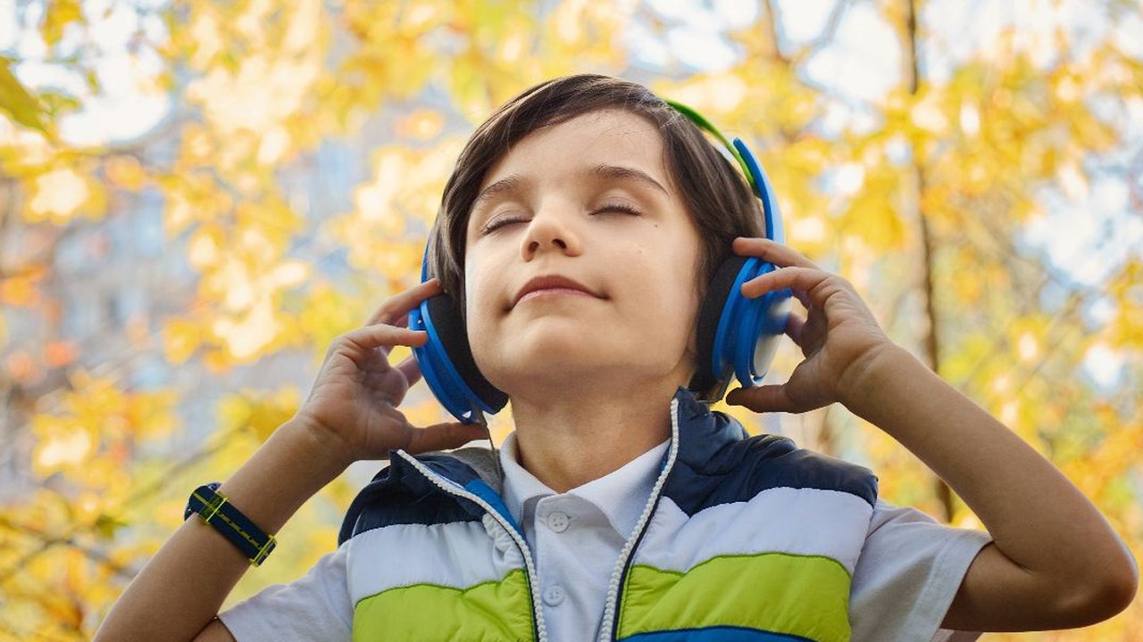 Mendengarkan Musik Menggunakan Headphone