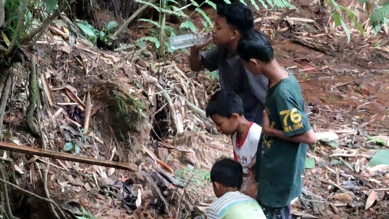 Heboh Akar Pohon Beringin Semburkan Air Bersih di Tangerang, Warga Berduyun-duyun Berebut untuk Minum
