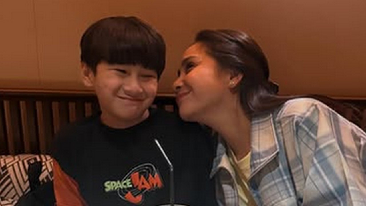 Potret Rafathar Malu-malu Dicium Nagita Slavina, Ekspresi Si Aa Justru Bikin Gemas - Disebut Sayang tapi Gengsi