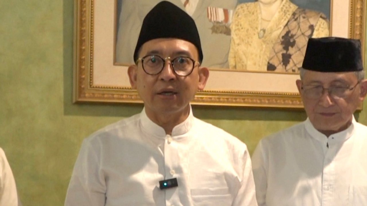 Menteri  Fadli Zon diapit Ketua Majelis Surau Qutubul Amin H Suroso Surya Atmadja ( kiri) dan Guru Besar UGM Gunawan Sumodiningrat.