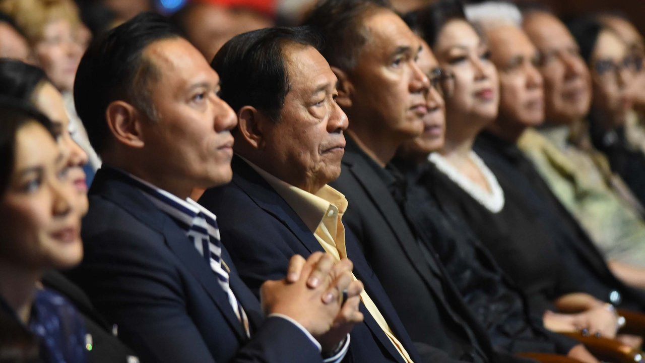 Susilo Bambang Yudhoyono (SBY) bersama Mantan Menteri Perdagangan Gita Wirjawan ngobrol santai membahas tentang pembuatan lagu saat peluncuran video musik berjudul Save Our World di Ballroom Djakarta Theatre, Jakarta, Selasa (1/7/2025).