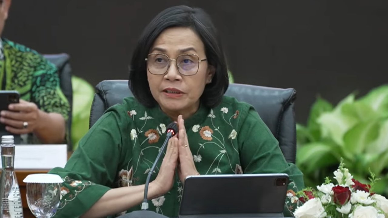 Menteri Keuangan Sri Mulyani didampingi dua pejabat baru: Direktur Jenderal Bea dan Cukai Djaka Budi Utama  (ketiga kiri) dan Direktur Jenderal Pajak yang baru Bimo Wijayanto (kedua kanan) saat konferensi pers APBN Kita Edisi April di Kementerian Keuangan, Jakarta, Jumat (23/05/2025).