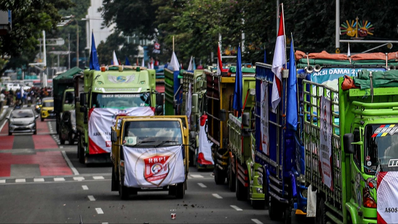 Ratusan sopir truk demo tolak aturan ODOL di Jakarta.
