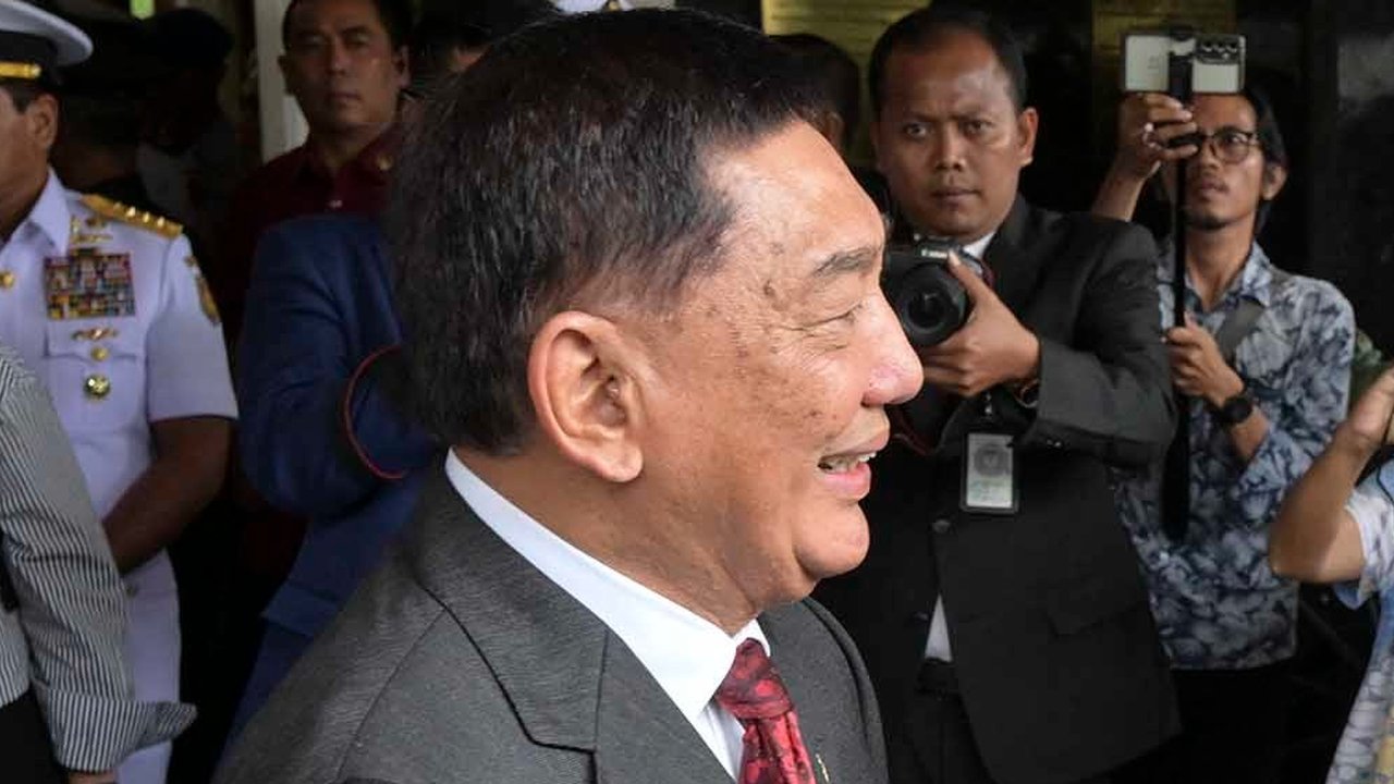 Menteri Pertahanan Indonesia Sjafrie Sjamsoeddin  menerima topi Australia sebagai hadiah dari Wakil Perdana Menteri dan Menteri Pertahanan Australia Richard Marles saat pertemuan  di Jakarta, Kamis (05/06/2025).