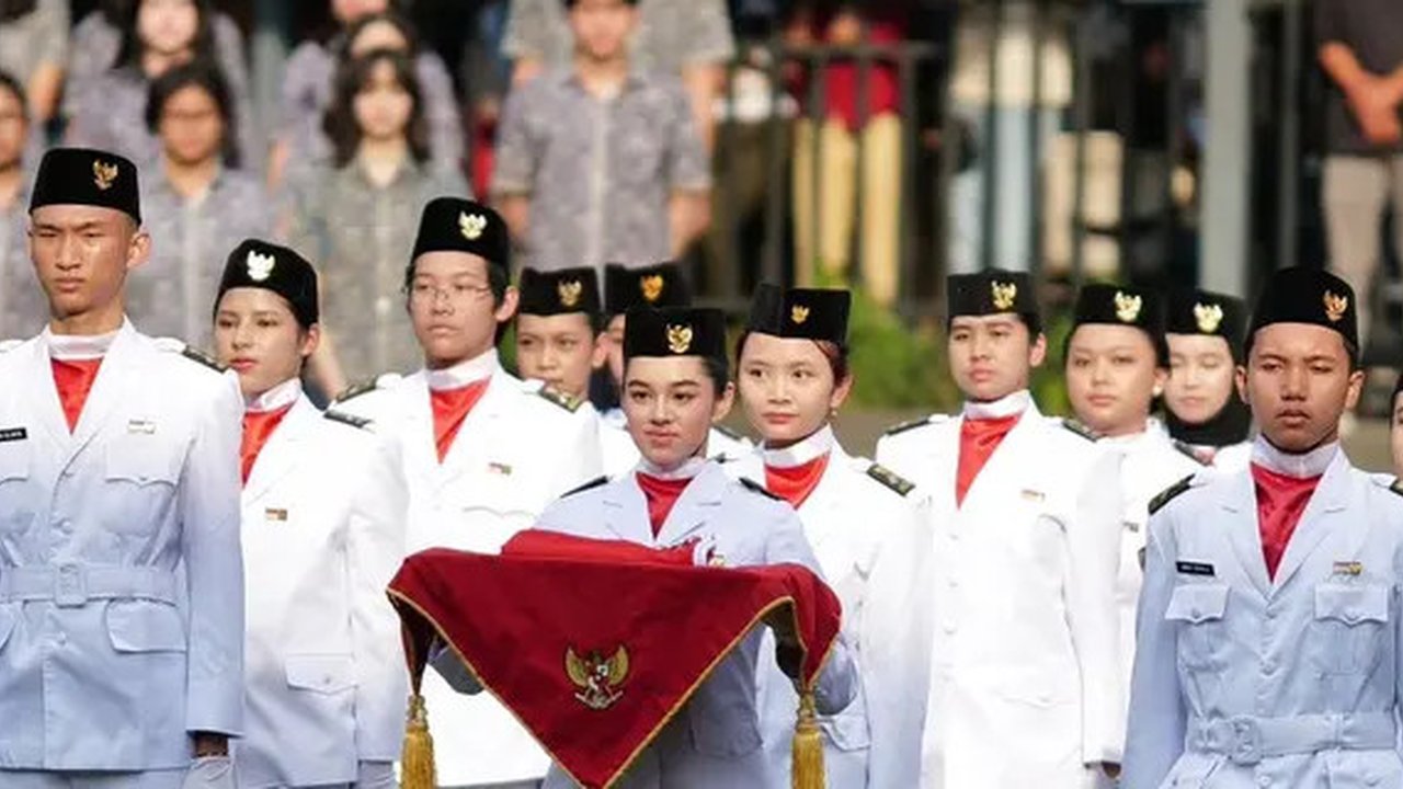 Mereka adalah Shaista Tanisha dan Shanika Tanaa yang terpilih menjadi anggota Paskibra di upacara peringatan HUT ke-79 RI di sekolah mereka. [@rio stokhorst].