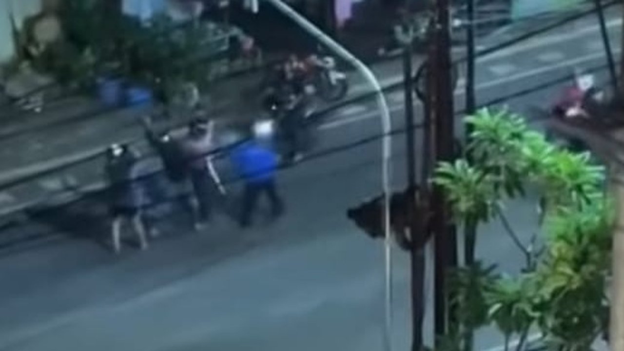 Viral Pemuda Dikeroyok hingga Disabet Pakai Celurit