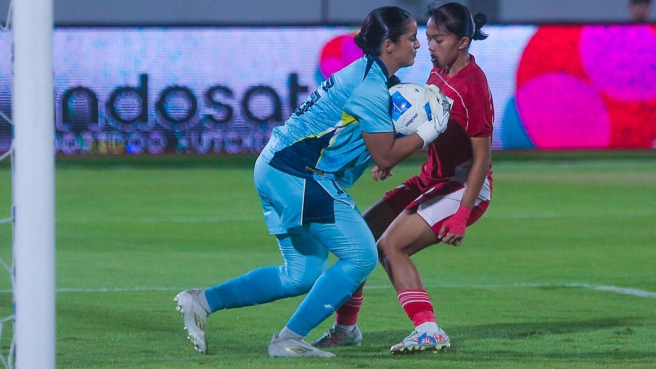 Pesepak bola Timnas Putri Indonesia Viny Silfinaus berhadapan langsung dengan kiper Timnas Putri Pakistan Zeeyana  saat pertandingan kualifikasi Piala Asia Wanita 2026 Grup D di Stadion Indomilk Arena, Kabupaten Tangerang, Banten, Rabu (02/07/2025).