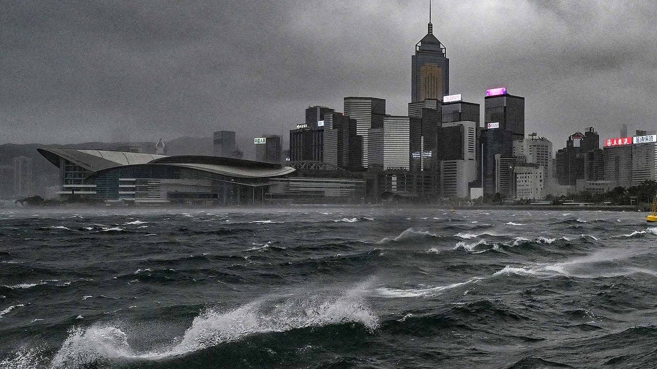 Awan hitam gelap dan ombak tinggi  terlihat di Pelabuhan Victoria Hong Kong, Minggu (20/07/2025
