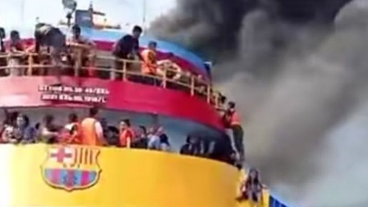Penyebab Kebakaran KM Barcelona masih Misterius, TNI Kerahkan Kapal Perang Evakuasi Korban
