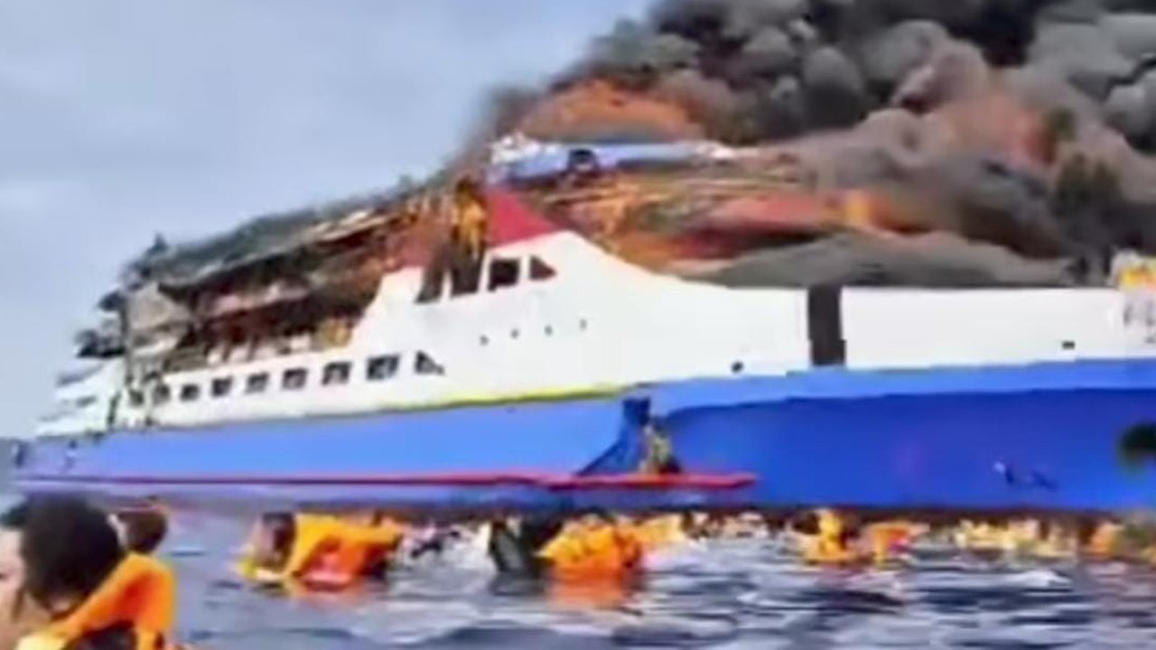 Potret Momen Dramatis Korban Kebakaran KM Barcelona Terombang-ambing di Laut