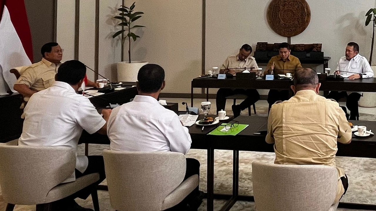 Prabowo Kumpulkan Menteri, Fokus Bahas Isu Nasional hingga Koperasi Merah Putih