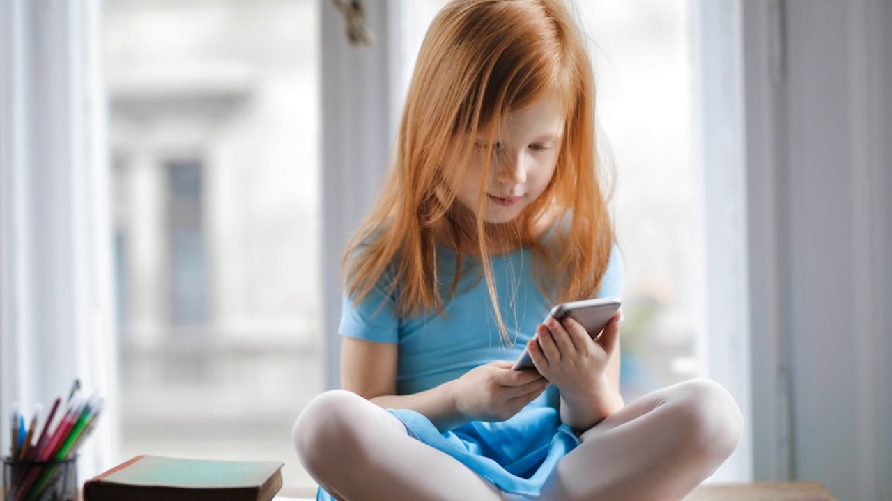 Ilustrasi Anak Menggunakan Gadget