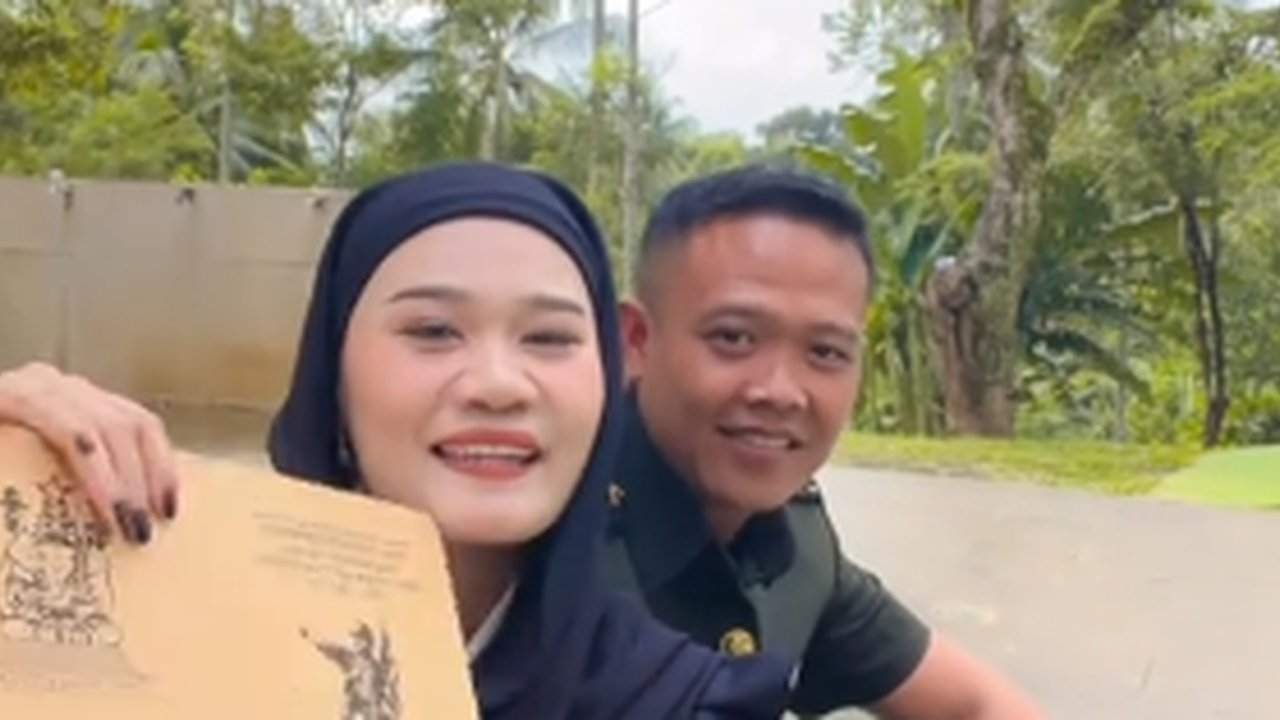 Momen Ibu Persit Buka Surat Penugasan Sang Suami Jadi Perwira Pertama,