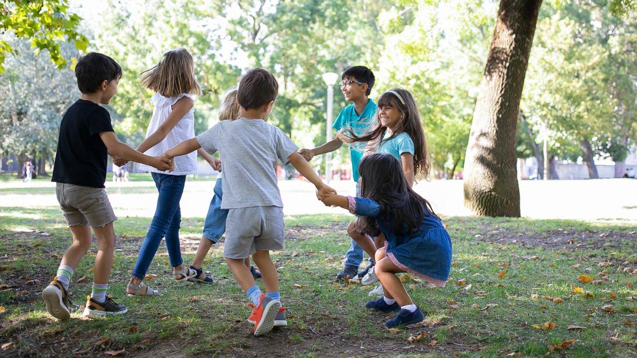 Ilustrasi Anak-anak Bermain Bersama (©Freepik)