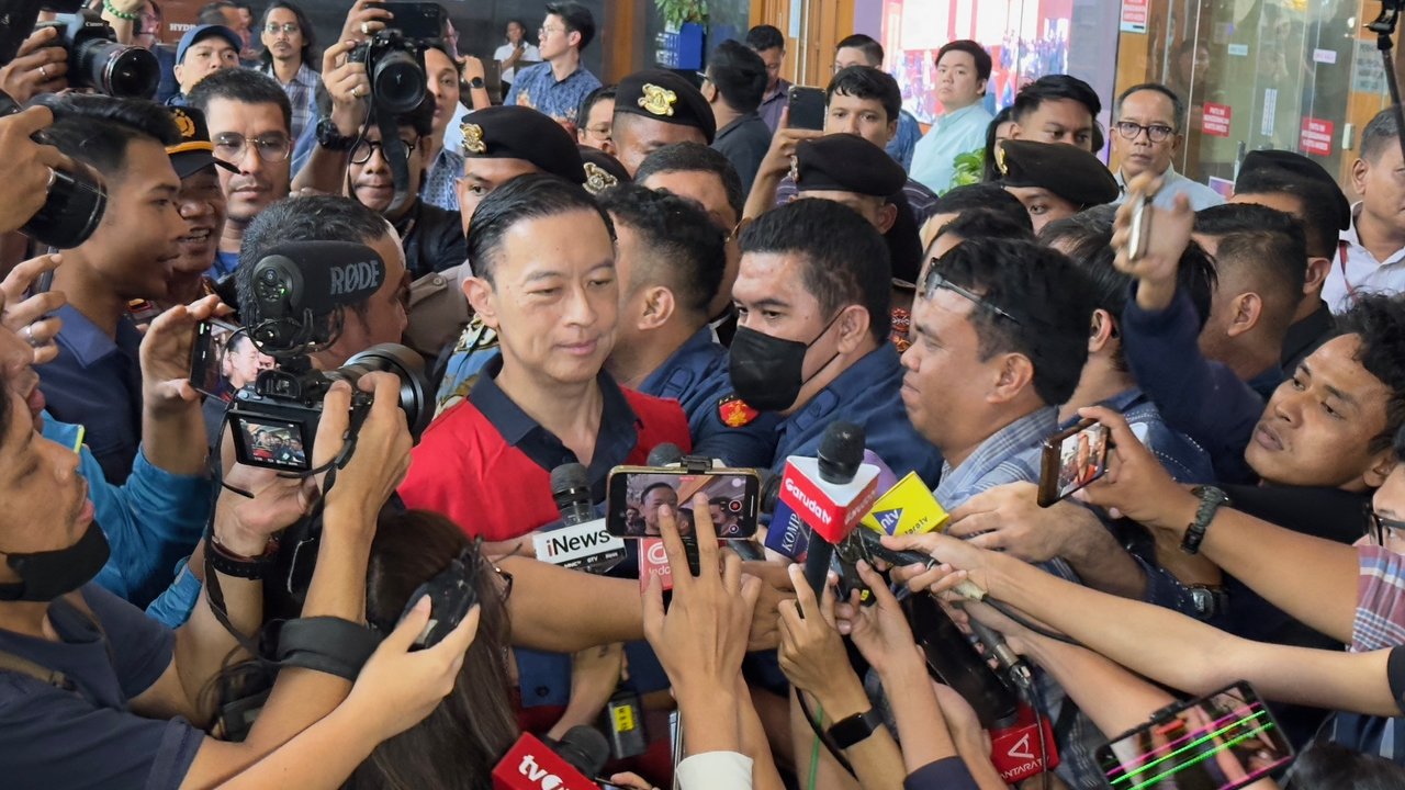 Sidang ini mengagendakan pembacaan dakwaan oleh Jaksa Penuntut Umum (JPU) atas dugaan penyalahgunaan wewenang dalam penerbitan surat persetujuan impor gula pada periode 2015-2016 dengan tersa