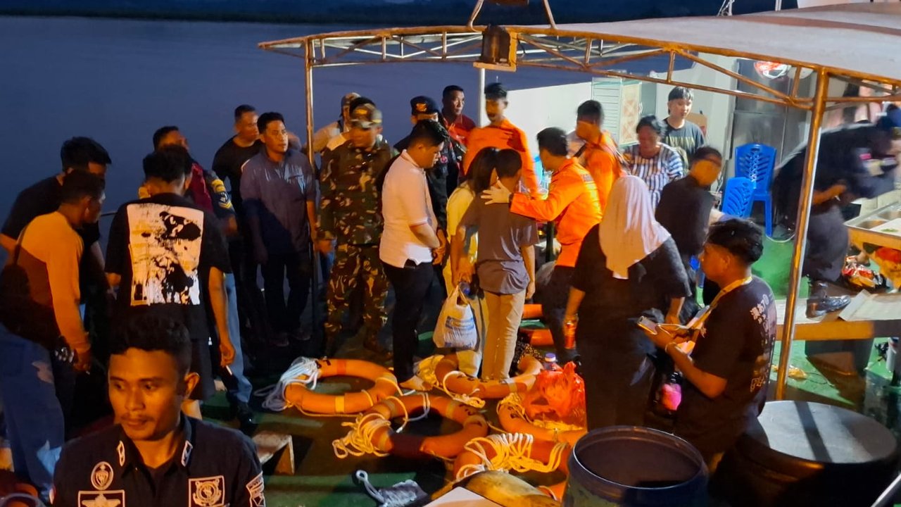 TNI evakuasi korban KM Barcelona VA