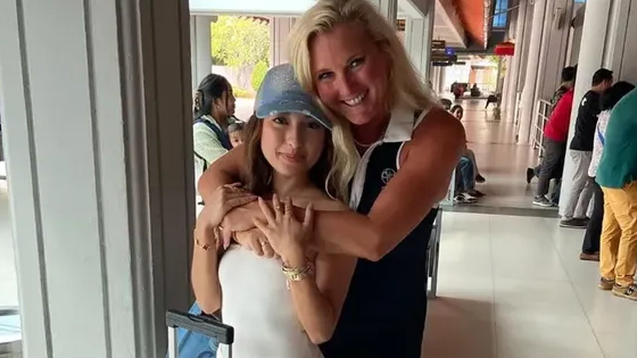 Ibunda Justin Hubner bersama Jennifer Coppen