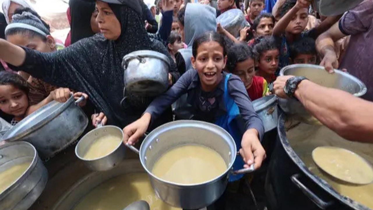 UNRWA menyatakan blokade Israel di Gaza menyebabkan kerusakan permanen pada kehidupan warga Palestina, memicu krisis kemanusiaan akibat kelangkaan makanan dan obat-obatan.