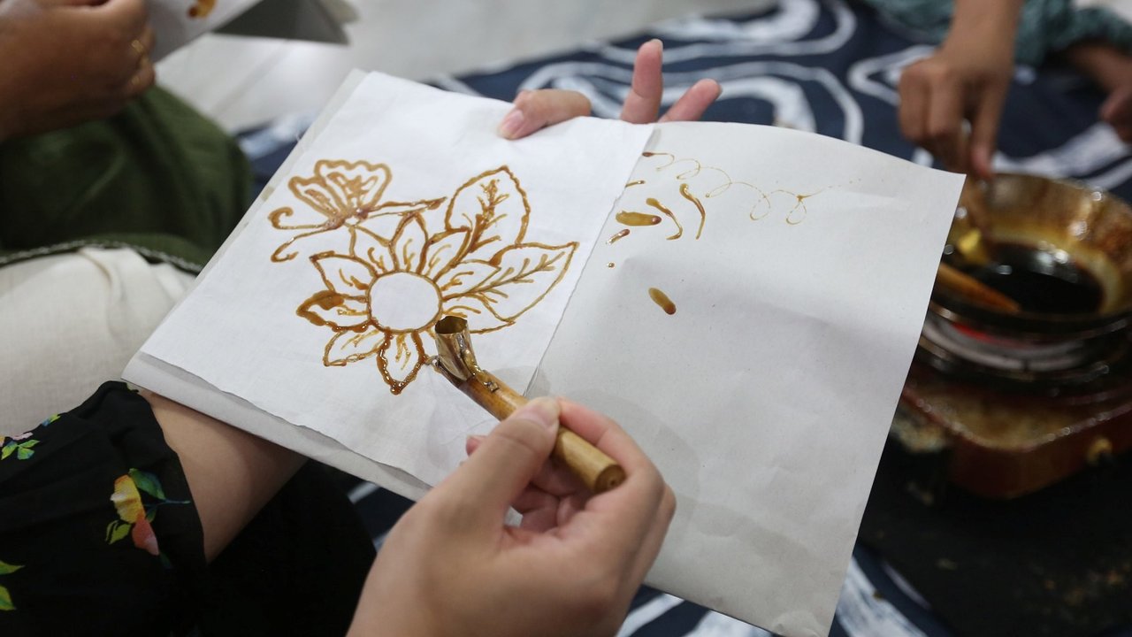 Warga Filipina yang tinggal di Indonesia belajar membatik di Aula Serbaguna Kedutaan Besar Filipina, Jakarta, Minggu (01/09/2024).