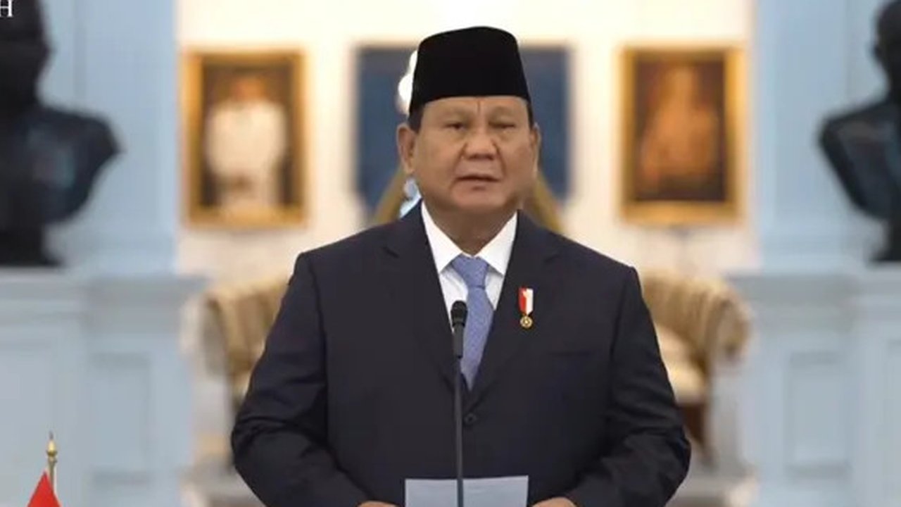 Presiden Indonesia Prabowo Subianto disambut Wakil Presiden Gibran Rakabuming Raka setibanya dari perjalanan luar negeri di Pangkalan Udara Halim Perdanakusuma di Jakarta, Rabu (16/07/2025).