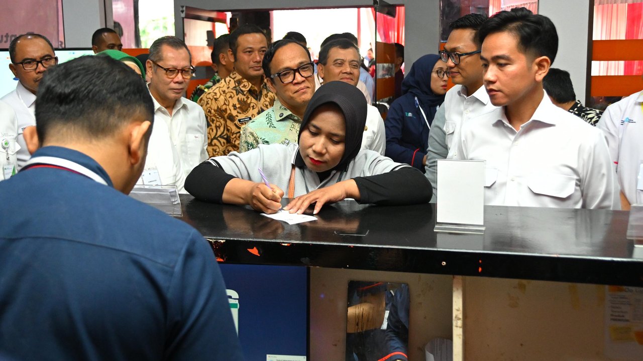 Pekerja menyelesaikan perawatan gedung kura-kura DPR RI di kompleks Parlemen Senayan, Jakarta, Senin (7/11/2022). Bantuan subsidi upah (BSU) tahap 7 atau subsidi gaji sudah cair melalui Kanto