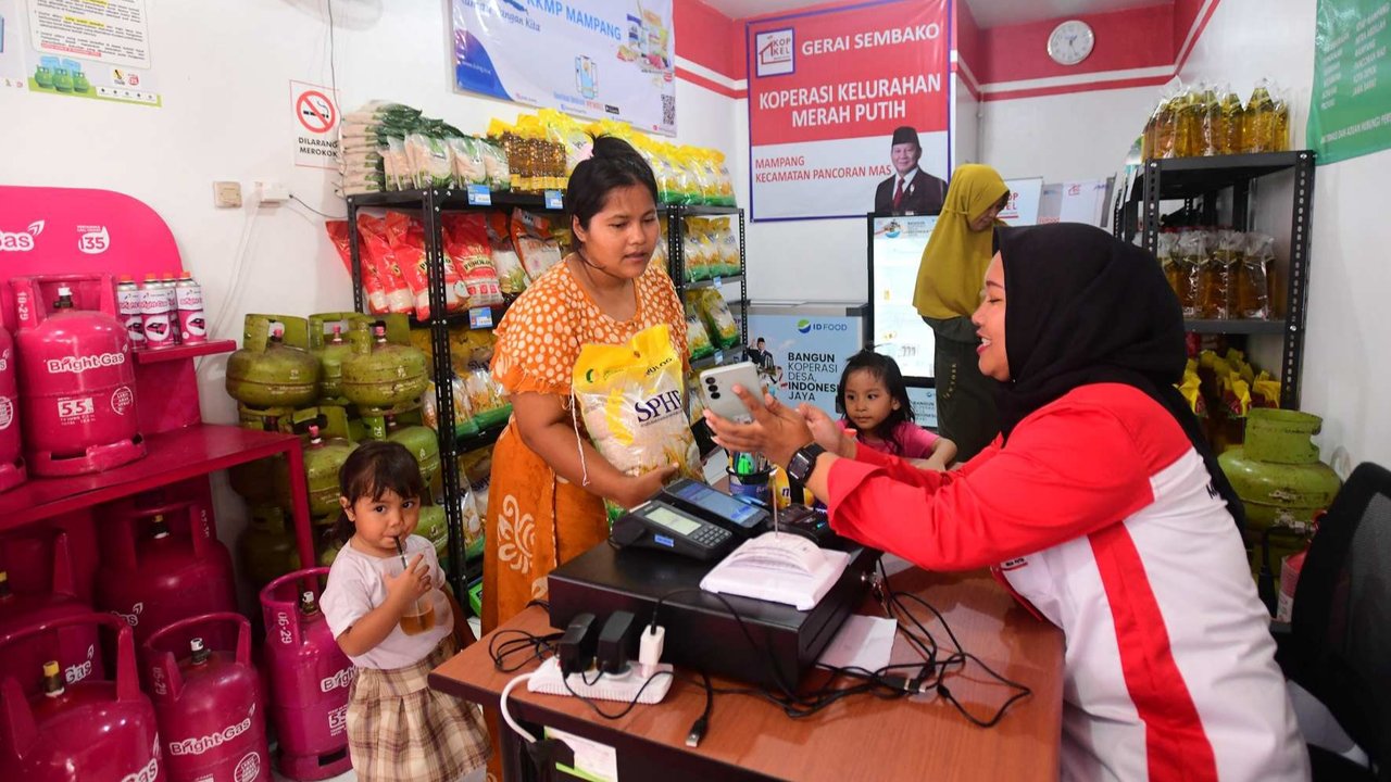 Warga mengunjungi gerai sembako dan klinik kesehatan Koperasi Merah Putih di Kelurahan Mampang, Kota Depok, Jawa Barat, Senin (21/7/2025).  Hari ini, Presiden Prabowo meresmikan sekitar 80 ribu koperasi merah putih yang tersebar di seluruh desa/ kelurahan di Indonesia.