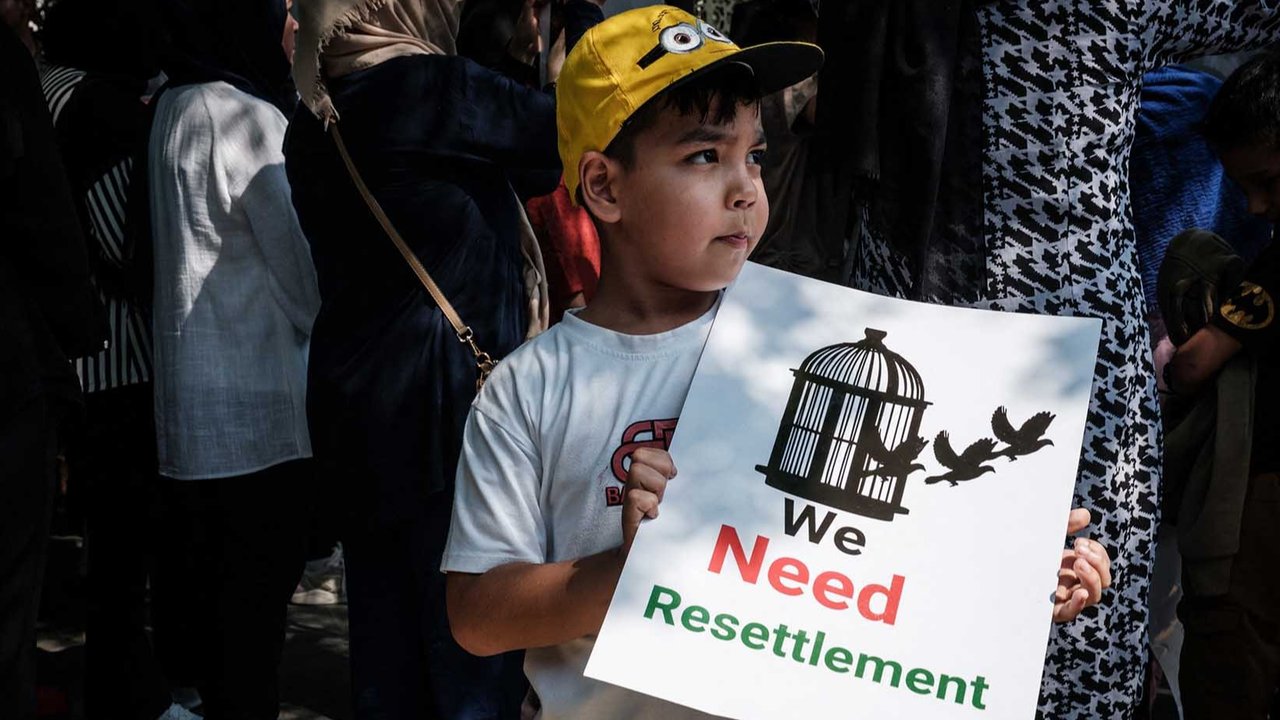 Pencari suaka Afghanistan dari kelompok etnis Hazara melakukan aksi di depan kantor pusat Organisasi Internasional untuk Migrasi (IOM) di Jakarta, Senin (21/07/2025).