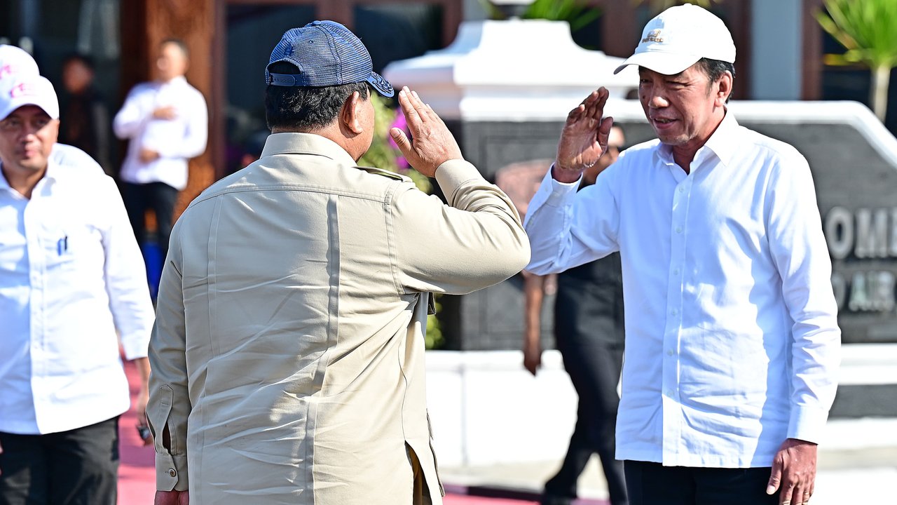 Presiden ke-7 RI Joko Widodo lepas keberangkatan Presiden Prabowo Subianto ke Jakarta