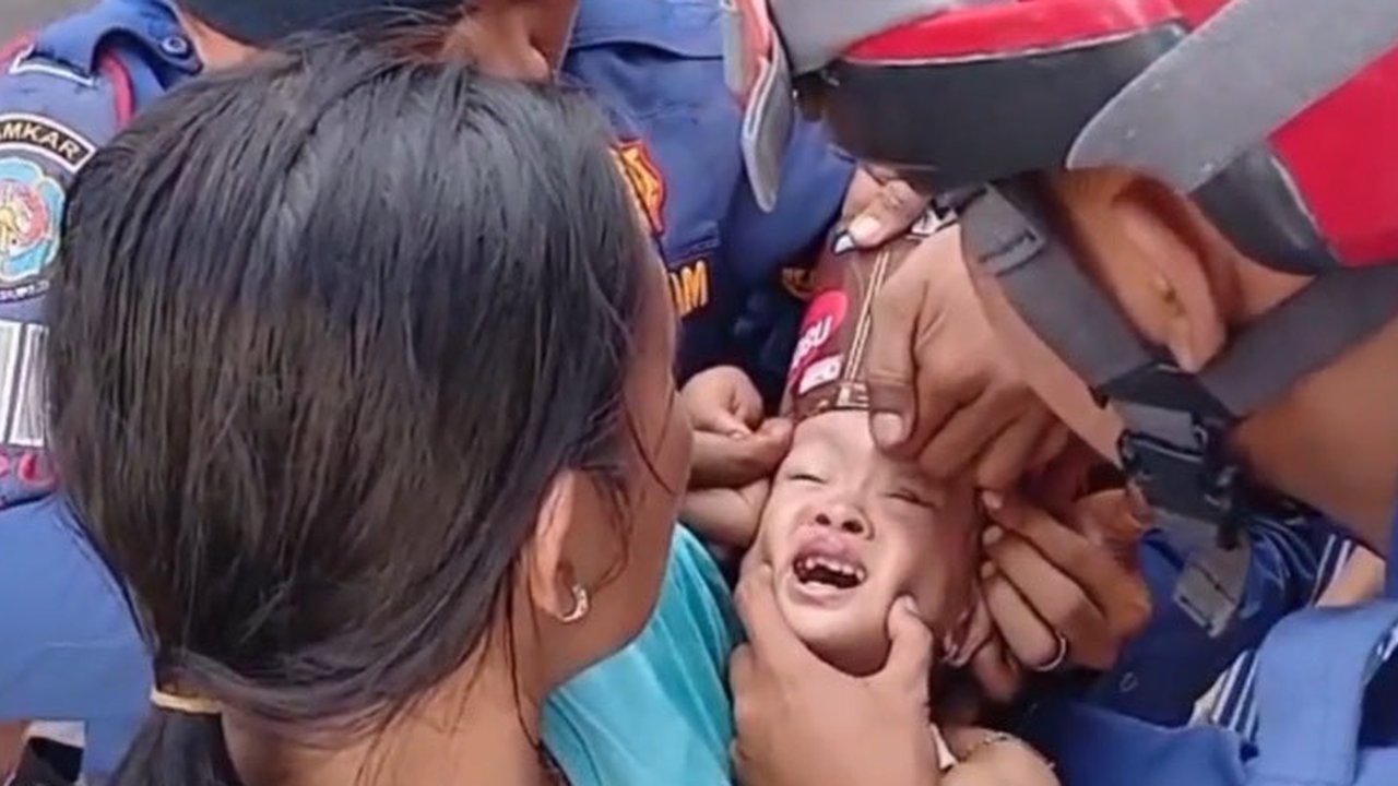 Detik-Detik Menegangkan Petugas Damkar Lepaskan Kaleng Biskuit dari Kepala Balita, Begini Kronologi Awalnya