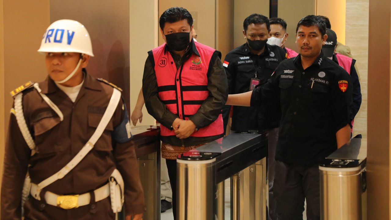 Komisaris Utama PT Sritex Iwan Lukminto resmi ditahan usai menjalani pemeriksaan di Gedung Bundar Jampidsus Kejaksaan Agung (Kejagung), Jakarta, Rabu (21/5/2025).