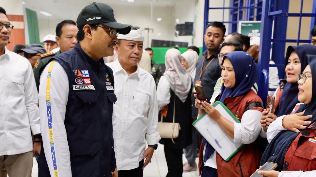 Menteri Sosial Saifullah Yusuf (Gus Ipul) mengunjungi calon lokasi Sekolah Rakyat (SR) di Wisma Atlet Stadion Si Jalak Harupat, Kabupaten Bandung, Jawa Barat, Kamis (29/5/2025).