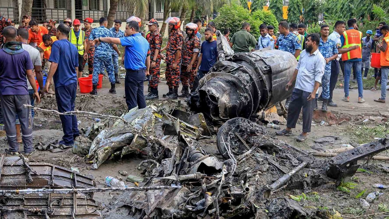 Petugas pemadam kebakaran dan keamanan Bangladesh melakukan proses evakuasi  setelah sebuah jet latih Angkatan Udara jatuh di sebuah sekolah di Dhaka, Bangladesh, Senin (21/07/2025).