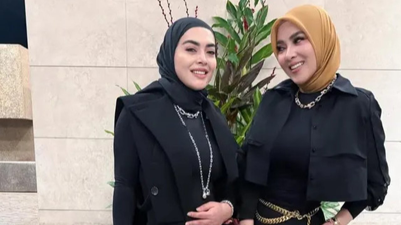 Gaya Syahrini Nonton Konser Cakra Khan di Singapura (@princessyahrini)