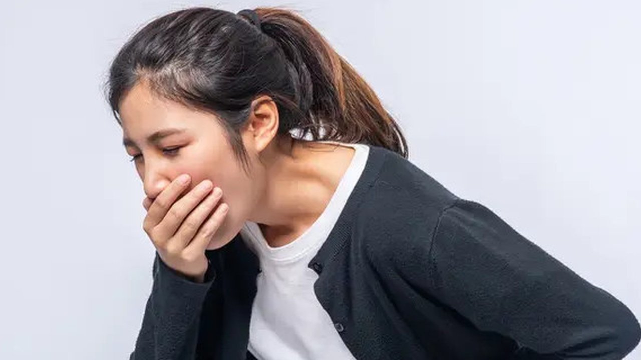 Makan makanan pedas secara berlebihan bisa mengakibatkan banyak sekali masalah pencernaan, salah satunya sakit mag. Karena makanan pedas dapat memperparah gejala nyeri ulu hati dan refluks as