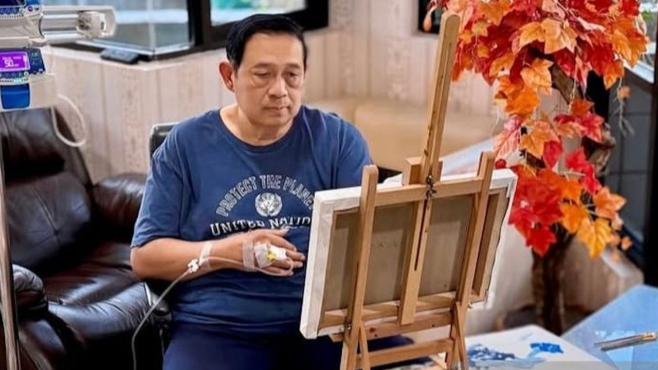 Susilo Bambang Yudhoyono (SBY) bersama Mantan Menteri Perdagangan Gita Wirjawan ngobrol santai membahas tentang pembuatan lagu saat peluncuran video musik berjudul Save Our World di Ballroom Djakarta Theatre, Jakarta, Selasa (1/7/2025).