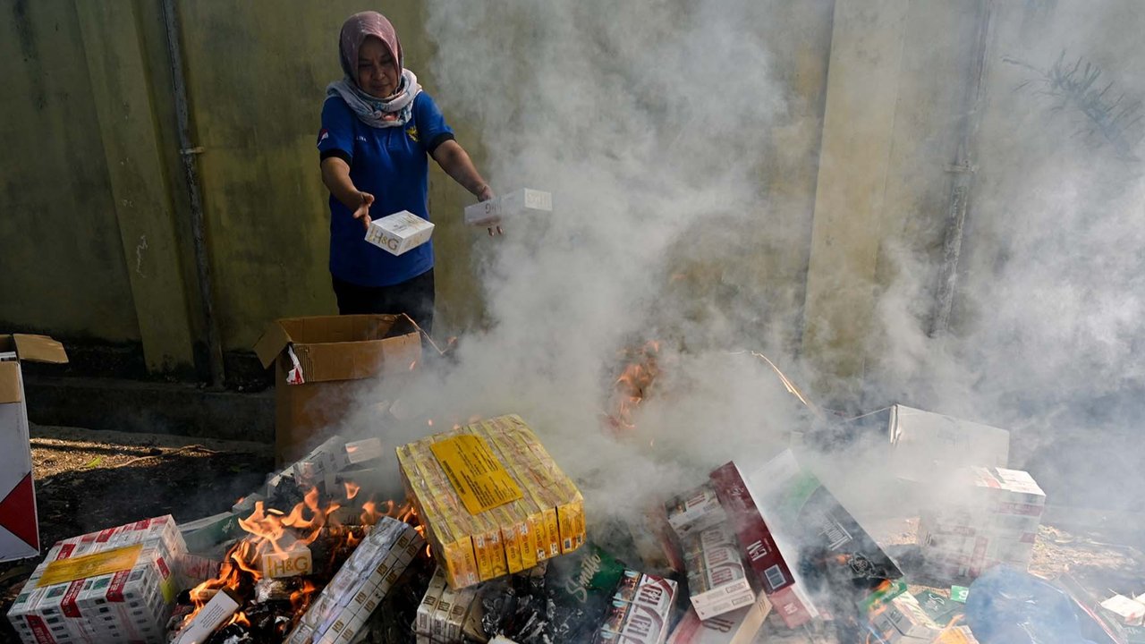 Petugas Bea Cukai membakar rokok sitaan dari perdagangan ilegal di Banda Aceh, Selasa (22/07/2025).