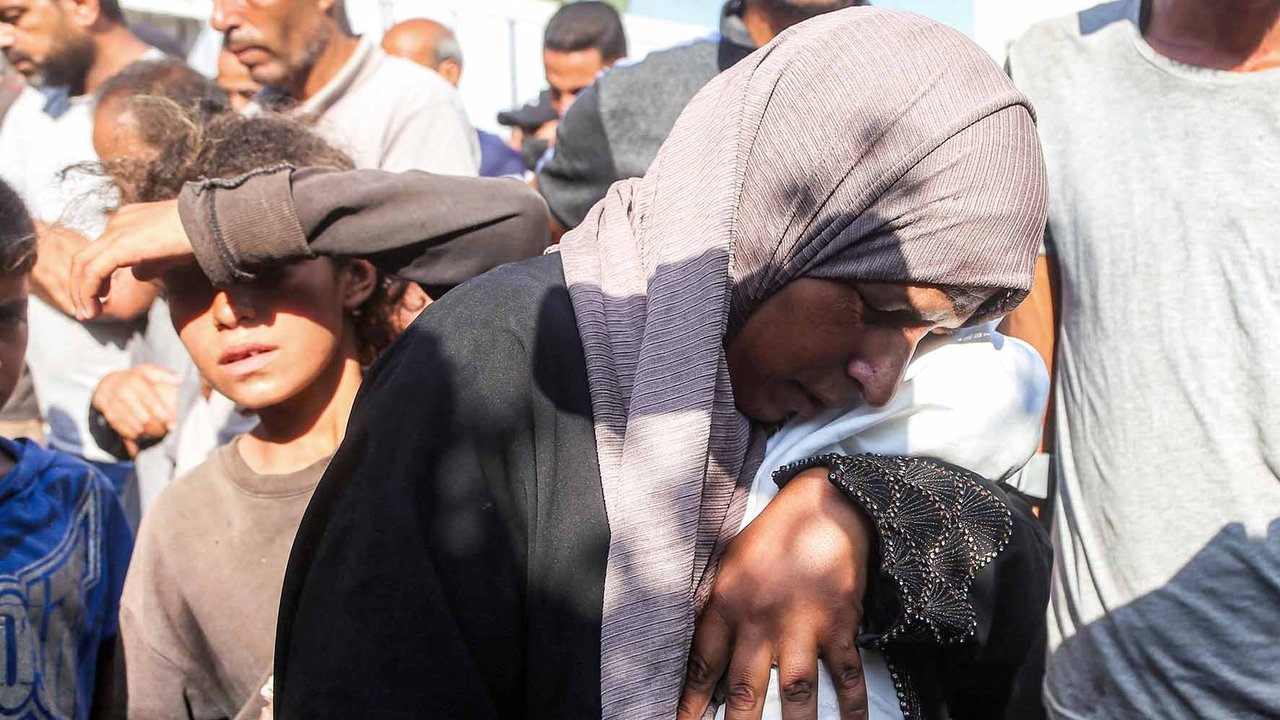 Ibu Yahya Fadi al-Najjar, seorang bayi yang meninggal dunia akibat kekurangan gizi, berduka sambil memegang jenazah anaknya di Kompleks Medis Nasser di Khan Yunis, Jalur Gaza selatan, Minggu, (20/07/2025).