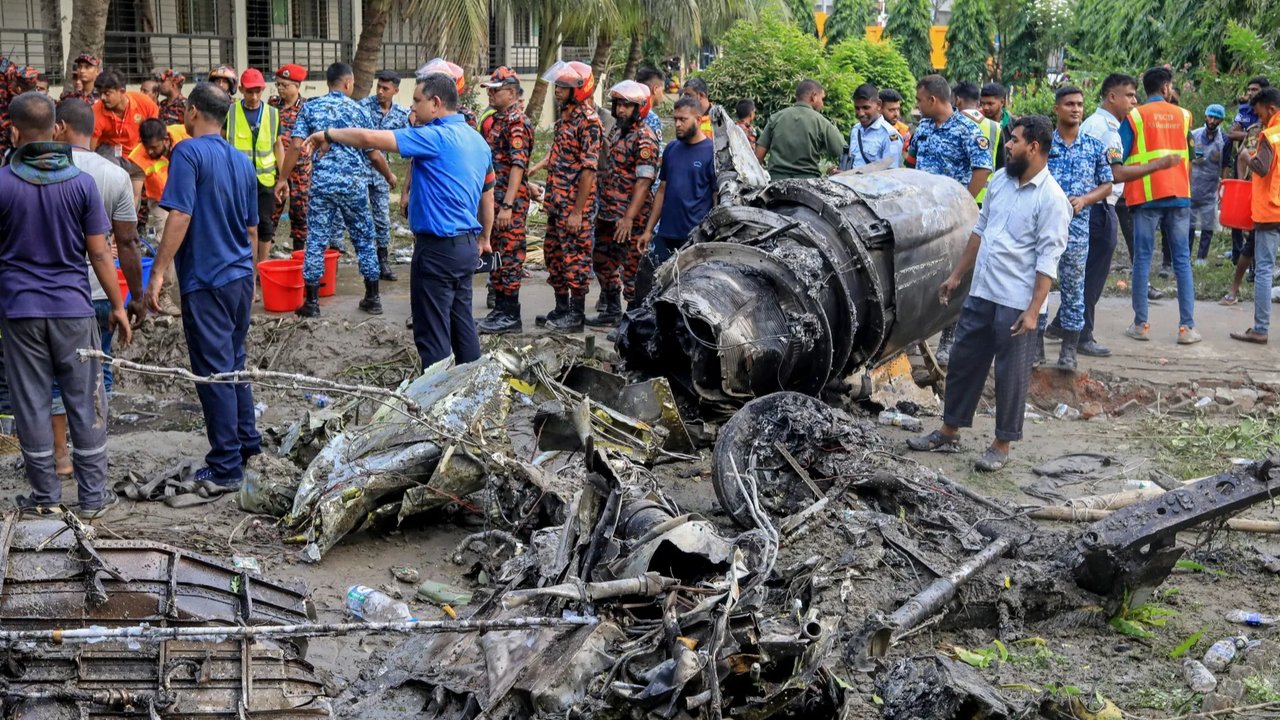 pesawat jet bangladesh jatuh di dhaka