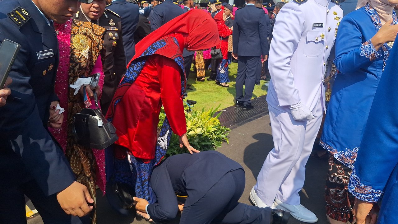 Perwira TNI AU Sujud di Kaki Ibu Usai Dilantik