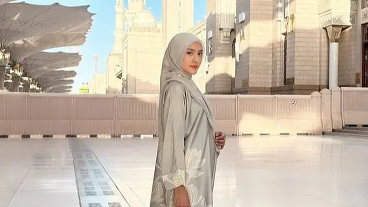 Gaya Annisa Aziza Pakai Hijab dan Baju Syar'i saat Umroh, Tampil Anggun dan Memukau (sumber: Instagram/anissaaziza)