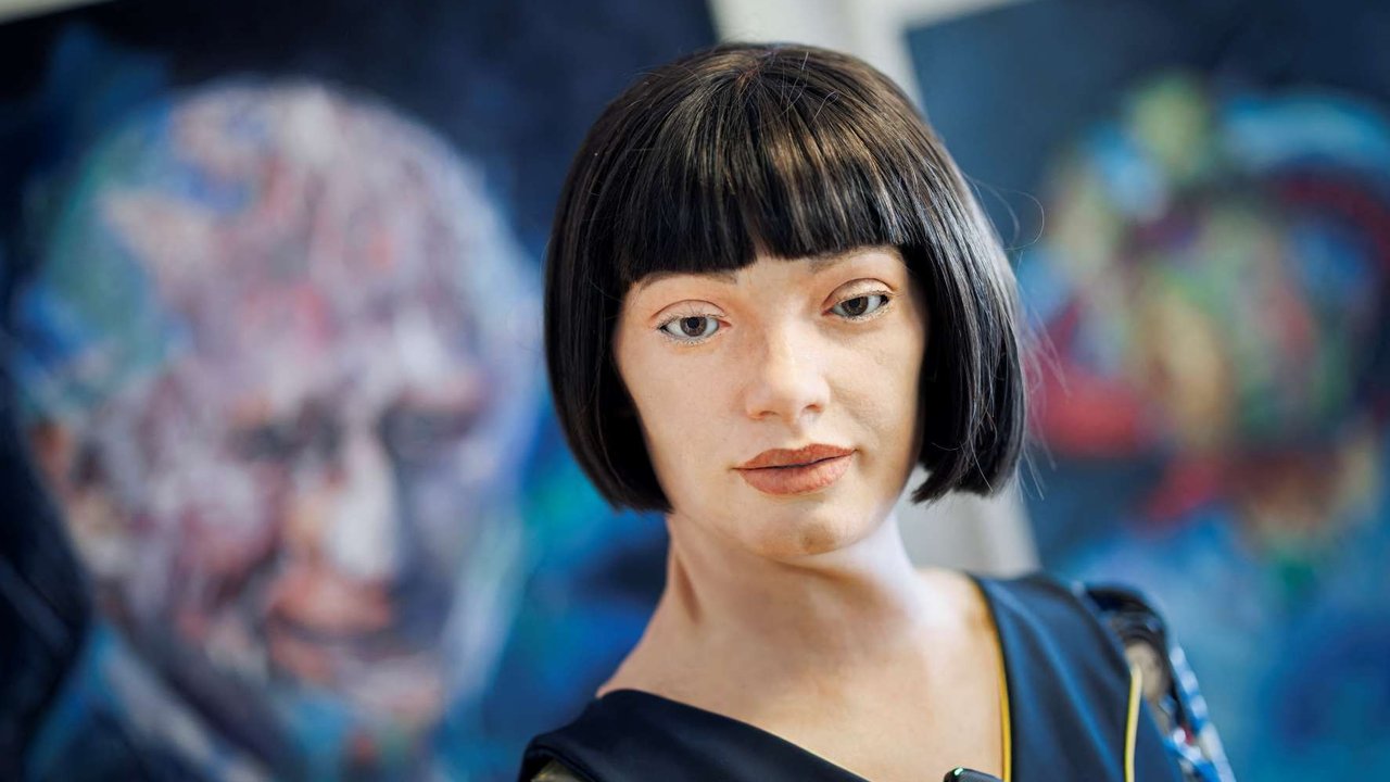 Robot seniman humanoid ultra-realistis Ai-Da berdiri di dekat lukisan Raja Charles III dan Ratu Elizabeth II saat KTT Global AI for Good yang diselenggarakan oleh International Telecommunication Union (ITU) di Jenewa, Swiss, pada 9 Juli 2025.