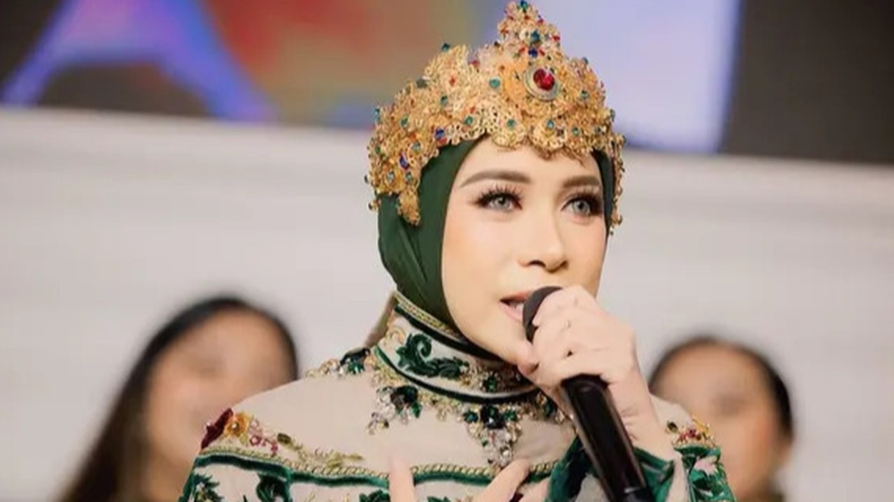 Gaya Kondangan Melly Goeslaw (@melly_goeslaw)