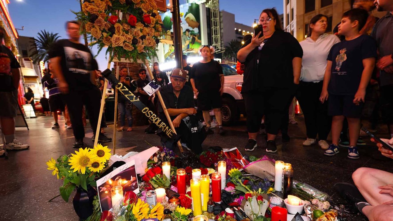 Para penggemar berkumpul di tugu Bintang Ozzy Osbourne di Hollywood Walk of Fame,  Los Angeles. (22/07/2025).